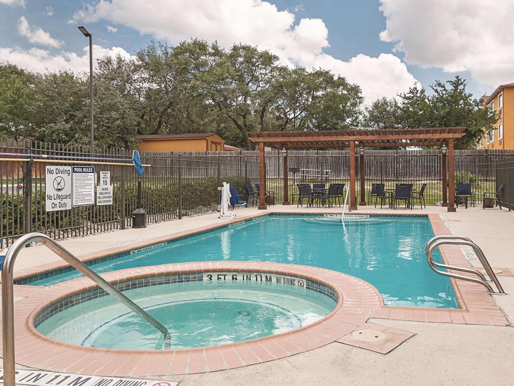 La Quinta By Wyndham San Antonio Northwest Hotel Exterior photo